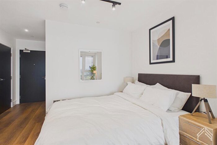 Apartment To Rent In Waterway House, North Kensington London, NW10