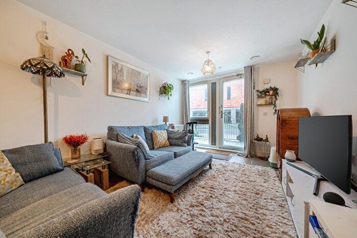 2 Bedroom Flat For Sale In Marketfield Way, Redhill, Surrey, RH1
