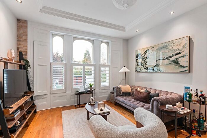 2 Bedroom Flat For Sale In Cathnor Road, Shepherd's Bush, London, W12