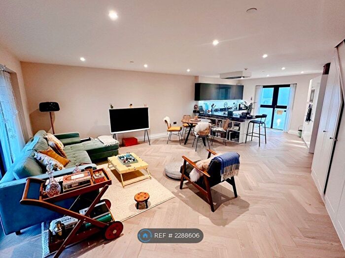 2 Bedroom Flat To Rent In Braywick Road, Maidenhead, SL6