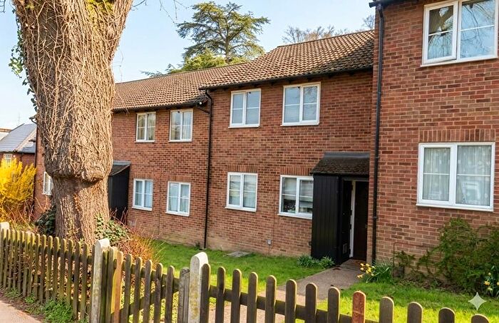 2 Bedroom Maisonette For Sale In Badgers Copse, Orpington, BR6