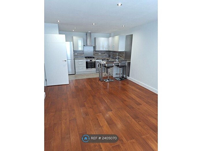 2 Bedroom Flat To Rent In Dartel House, Horley, RH6