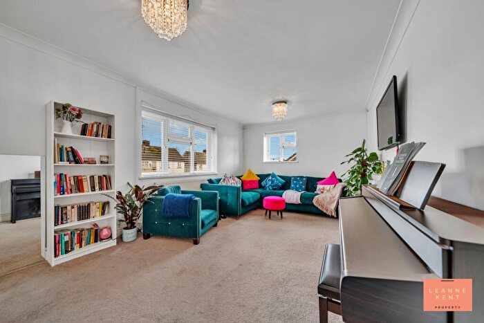 2 Bedroom Flat For Sale In Templeton Avenue, Llanishen, CF14