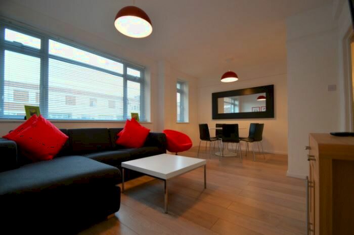 3 Bedroom Flat To Rent In Upper Richmond Road, London, SW15