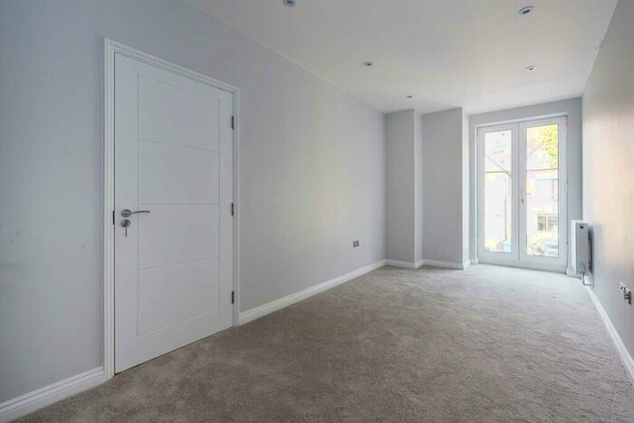 2 Bedroom Flat To Rent In East Dulwich Grove London, SE22