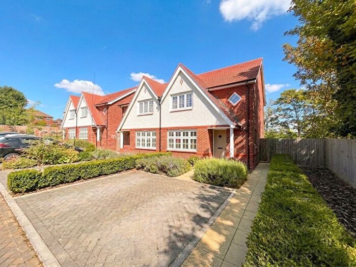 3 Bedroom Semi Detached House For Sale In Armstrong Road, Luton, Bedfordshire, LU2