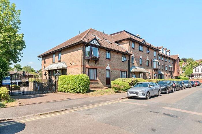 3 Bedroom Flat To Rent In French Apartments, Lansdowne Road, Purley, CR8