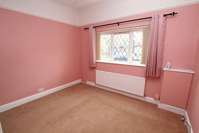 2 Bedroom Semi-detached Bungalow For Sale In Sheep Walk, Shepperton, TW17