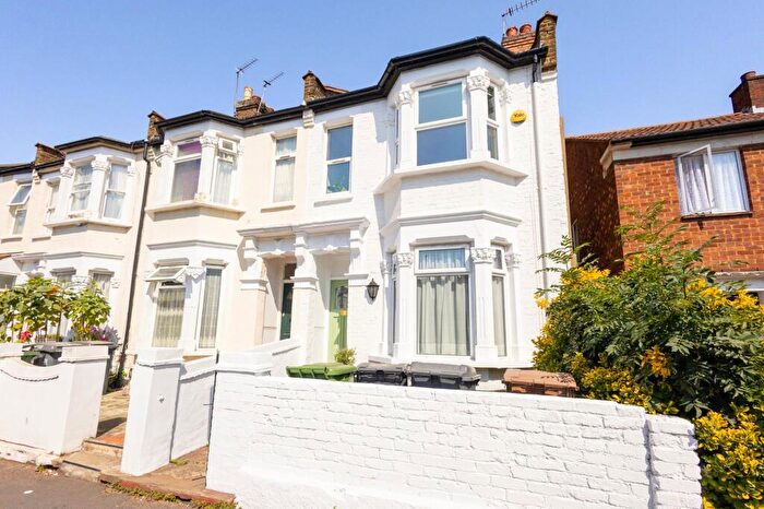 3 Bedroom Maisonette For Sale In Palmerston Road, London, E17
