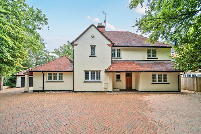 4 Bedroom Detached House For Sale In Reading Road North, Fleet, GU51