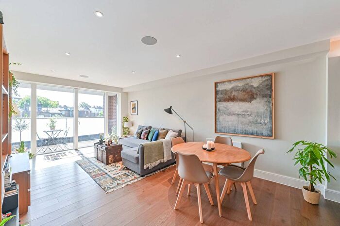 2 Bedroom Flat For Sale In New Park Road, Clapham Park, London, SW2