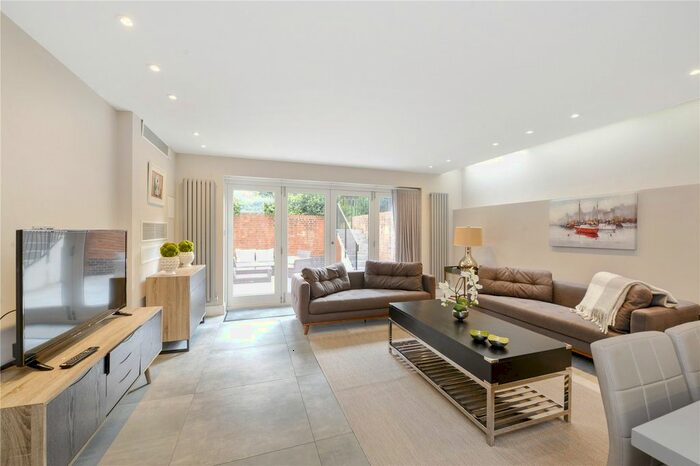 2 Bedroom Flat To Rent In Lyndhurst Road, Hampstead, London, NW3