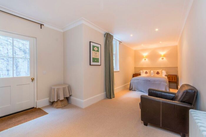 2 Bedroom Flat To Rent In Fitzroy Square, Fitzrovia, London, W1T