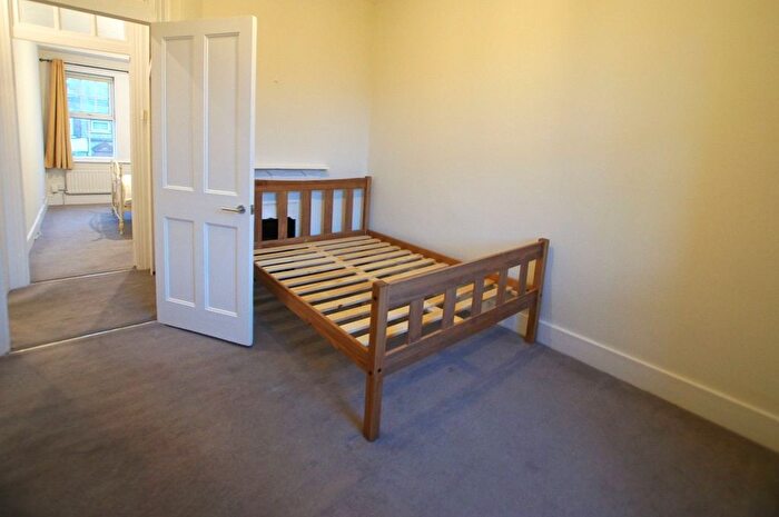 2 Bedroom Flat To Rent In Queenstown Road, London, SW8