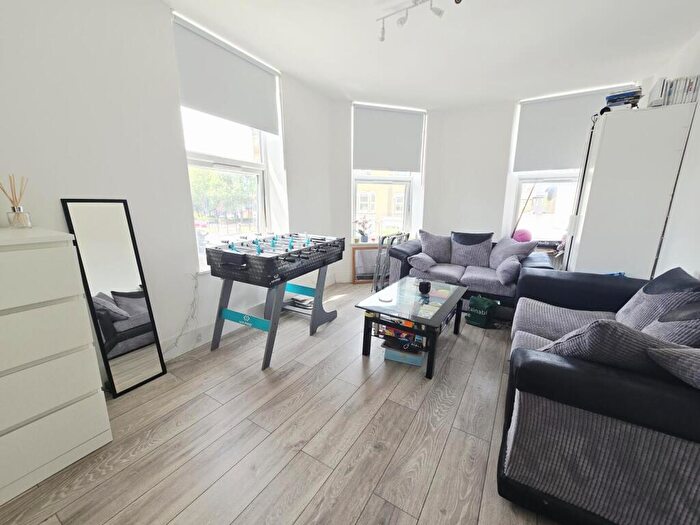 2 Bedroom Flat To Rent In Turnpike Lane, London, N8