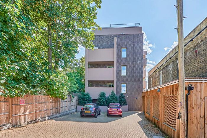 3 Bedroom Flat For Sale In East Churchfield Road, Acton, W3