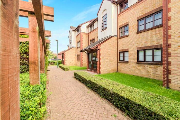 2 Bedroom Flat To Rent In Foxglove Way, Wallington, Surrey, SM6