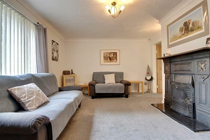 3 Bedroom End Of Terrace House For Sale In Milton Road, Cowplain, Waterlooville, PO8