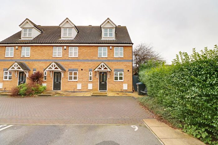 3 Bedroom Town House To Rent In St Andrews Court, Bethune Avenue West, HU4