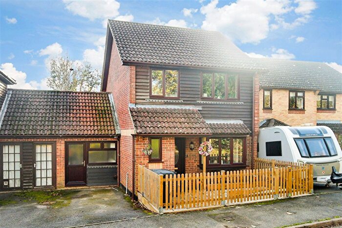 3 Bedroom Link Detached House For Sale In Oakwood Drive, Uckfield, East Sussex, TN22