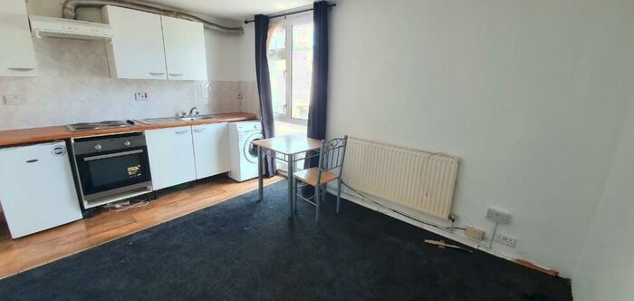 Studio To Rent In Milton Road, London, N15