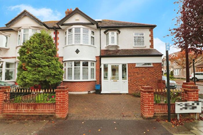 4 Bedroom End Of Terrace House For Sale In Donington Avenue, Ilford, IG6