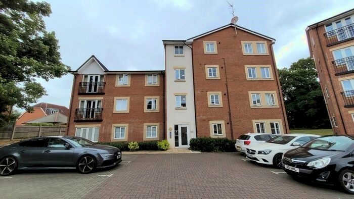 2 Bedroom Flat To Rent In Plantation Close, Bushey, WD23