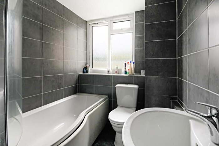 2 Bedroom Flat For Sale In Hambleden Court, Bracknell, RG12