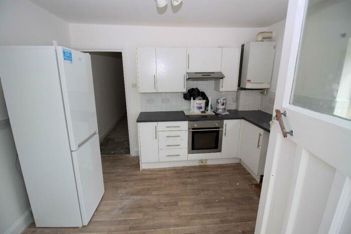 2 Bedroom Flat To Rent In Queensway, Orpington, Kent, BR5