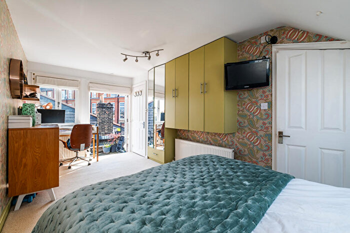 3 Bedroom Terraced House For Sale In Amies Street, London, SW11