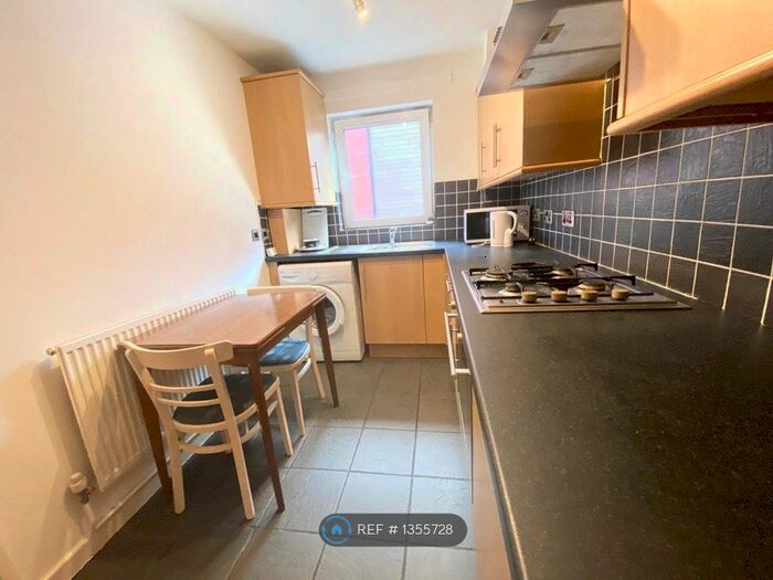 2 Bedroom Flat To Rent In Station Court, Swansea, SA1