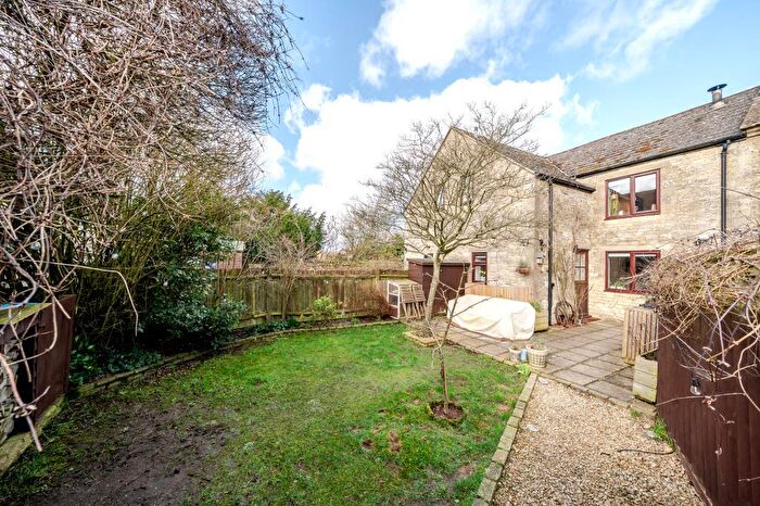 2 Bedroom Barn Conversion For Sale In Field Assarts, Witney, OX29