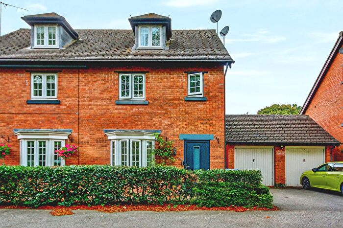 3 Bedroom Semi Detached House For Sale In Buchanan Road, Rugby, CV22