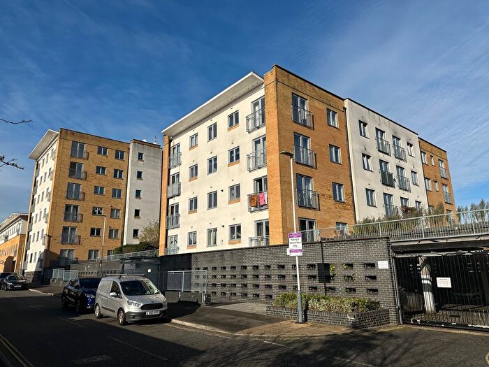 1 Bedroom Flat To Rent In Waxlow Way, Northolt Middlesex, UB5