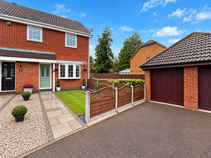 3 Bedroom End Of Terrace House For Sale In The Dell, Luton, Bedfordshire, LU2