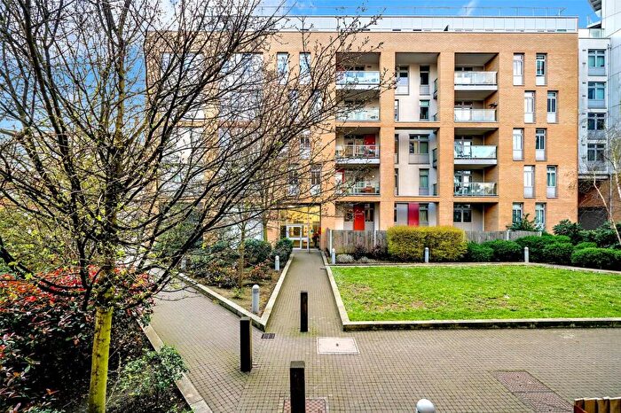 3 Bedroom Apartment To Rent In Salton Square, E14