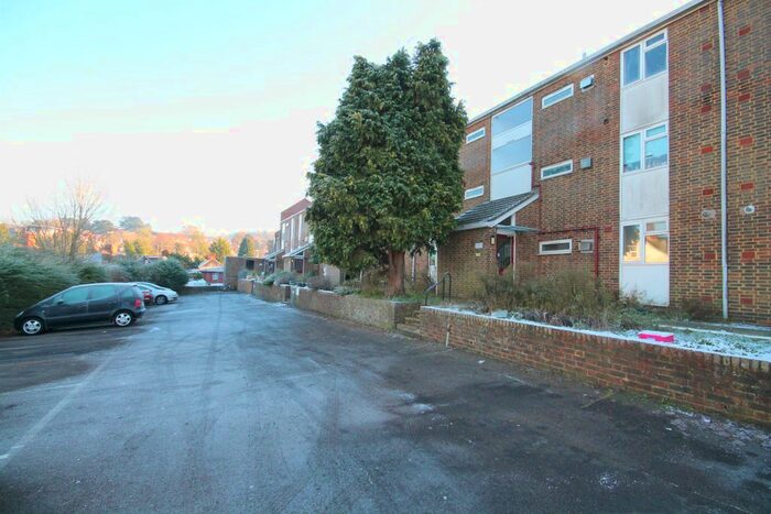 1 Bedroom Flat To Rent In Hampstead Road, Dorking, Surrey, RH4