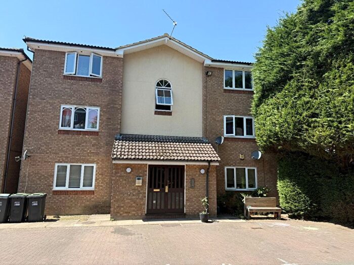 2 Bedroom Flat To Rent In Turnberry Court, Watford, WD19