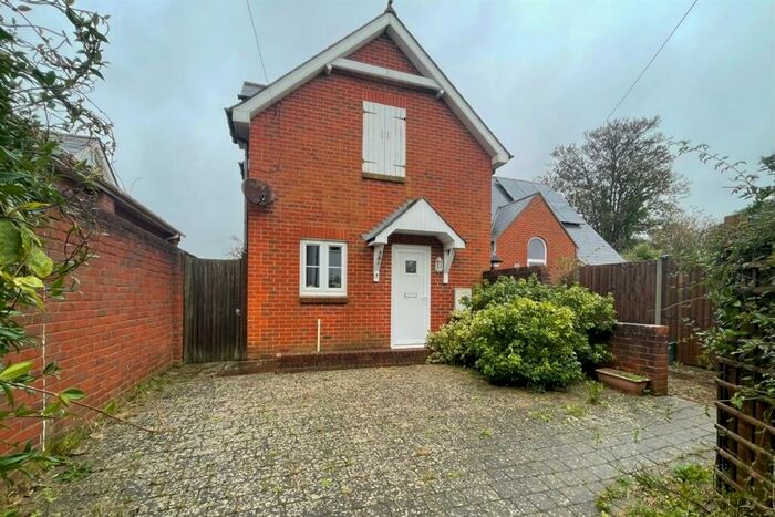 2 Bedroom House To Rent In Queen Street, Worthing, BN14