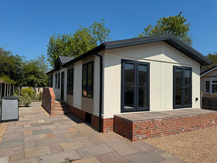 2 Bedroom Park Home For Sale In Romsey, Hampshire, SO51