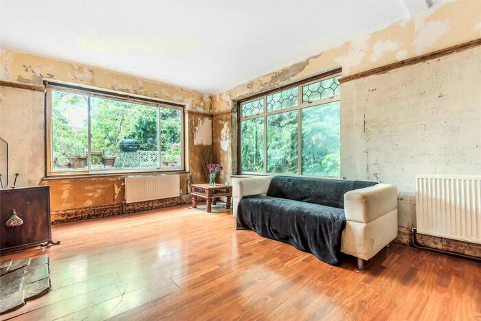 2 Bedroom Apartment For Sale In Stonegate Court, Buck Lane, Kingsbury, NW9
