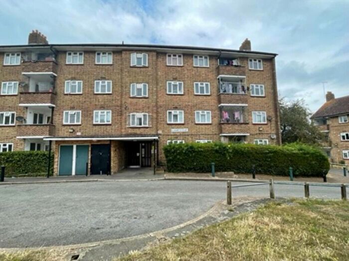 3 Bedroom Flat To Rent In Valence Road, Erith, DA8