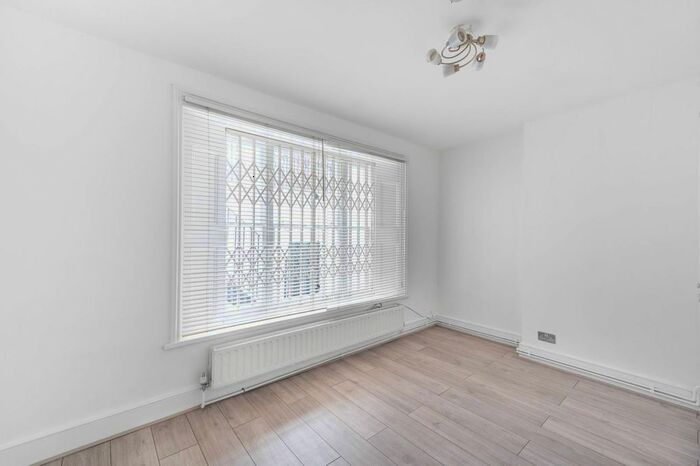 3 Bedroom Flat To Rent In Colville Road, Westbourne Grove, London, W11