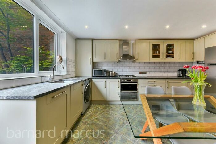 4 Bedroom Apartment To Rent In Cobham Close, London, SW11