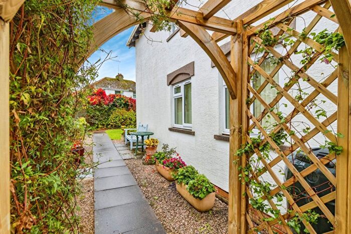 2 Bedroom Flat For Sale In Old Torquay Road, Paignton, TQ3