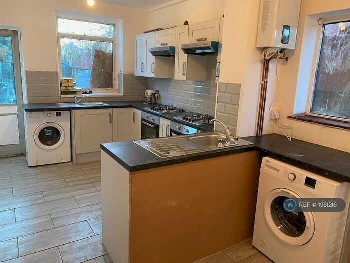 Studio To Rent In Green Road, London, N14