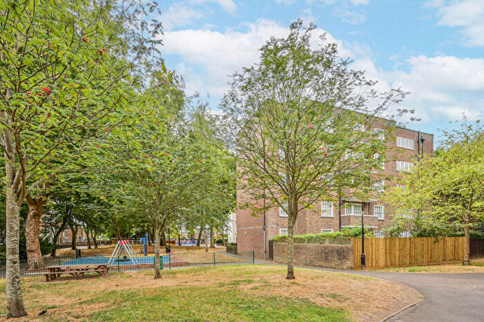 2 Bedroom Flat For Sale In Hazellville Road, Crouch End, London, N19