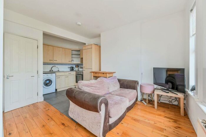 2 Bedroom Flat To Rent In Lavender Hill, Clapham Junction, London, SW11