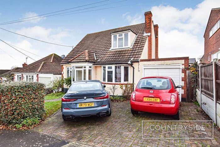 3 Bedroom Chalet For Sale In Queens Road, Benfleet, SS7