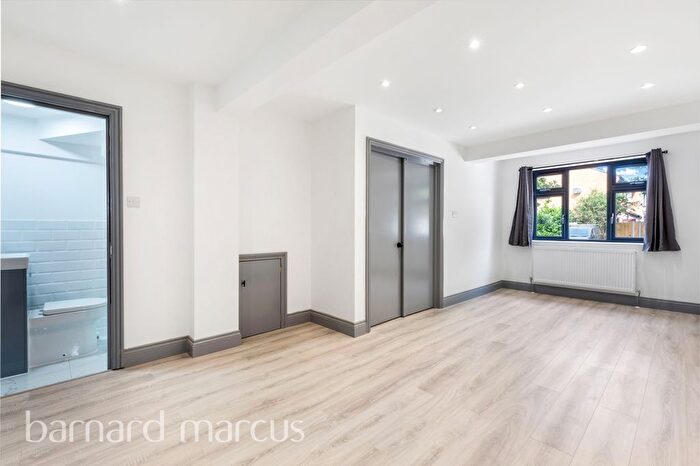 3 Bedroom End Of Terrace House To Rent In Hogarth Crescent, Colliers Wood, London, SW19